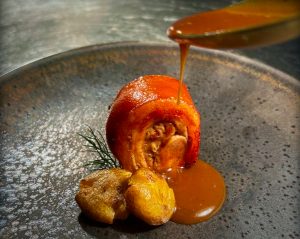 comerenlanzarote Costillar de cochino negro, salsa de maracuyá y patacones de papa arrugada.