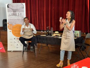 comerenlanzarote.com Isabel Cabrera en plena acción junto a Omar Viña