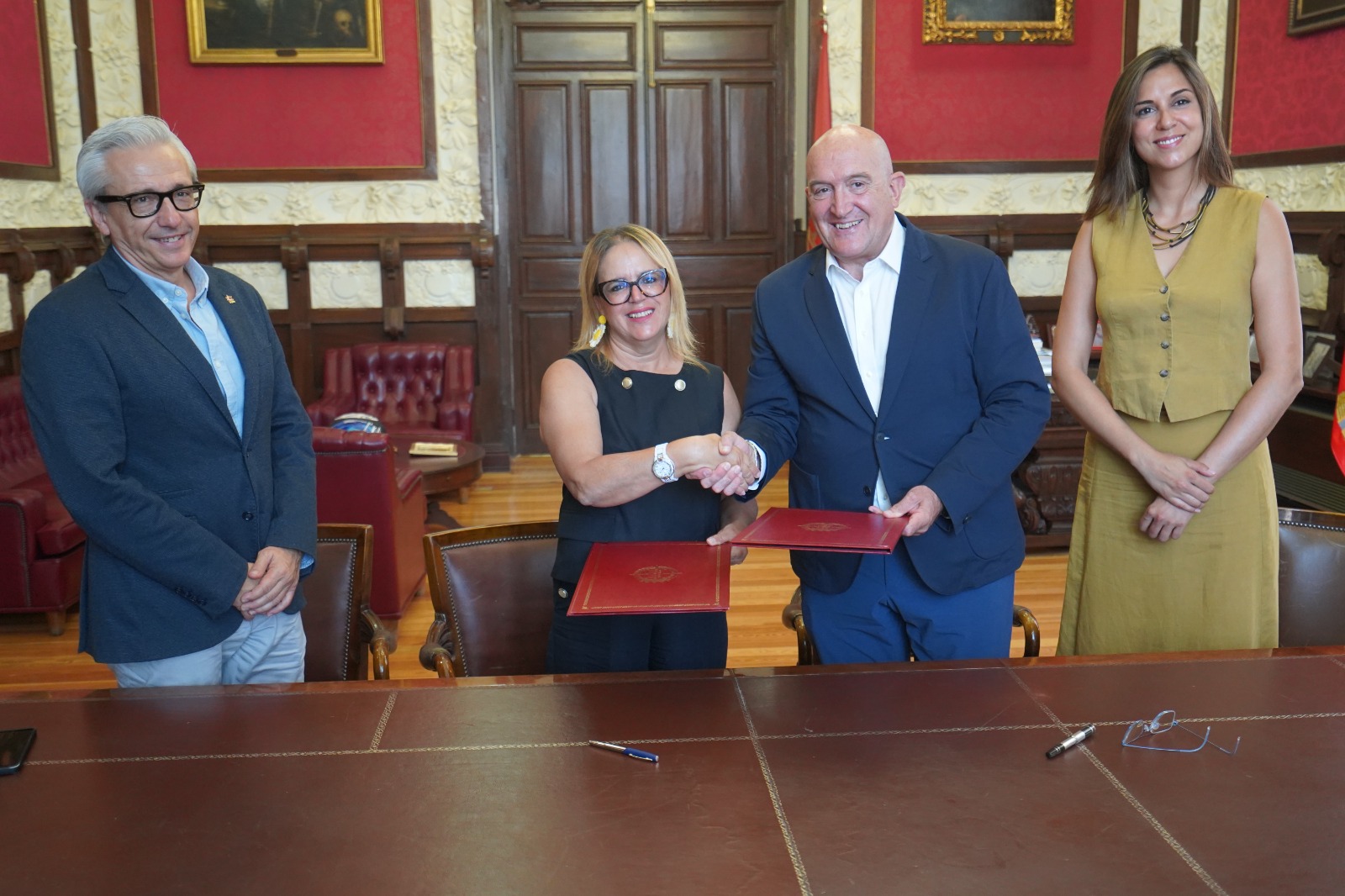 comerenlanzarote.com Las delegaciones de Lanzarote y Valladolid, tras la firma del convenio