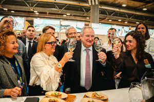 comerenlanzarote.com El ministro de Turismo, Jordi Hereu, brindando con vino conejero junto a la consejera de Promoción Económica del Cabildo, Nori Machín (FOTO: Cabildo de Lanzarote)